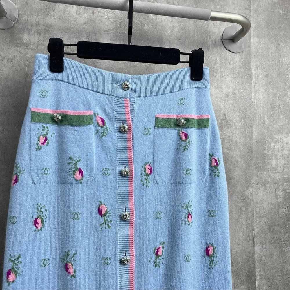 ❌sold❌Authentic CHANEL Light Blue Floral Pencil Skirt - Picture 2 of 3